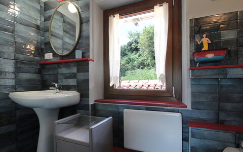 Villa 900 Design & Hills Escape: Loodgieterswerkinrichting, Beits, Hardwood, Tegel, Plank, Kraan, Kamerplant, Badkamer, Wastafel In De Badkamer, Loodgieter