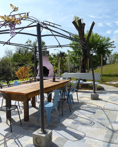 Villa 900 Design & Hills Escape: Tuin, Schaduw, Outdoor Structuur, Buitenmeubels, Werf, Landscaping, Buitentafel, Park, Backyard, Pergola