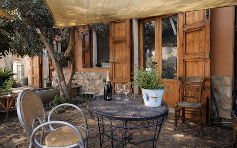 Ranch Salomonello: Meubilair, Hout, Stoel, Buitenmeubels, Tafel, Buitentafel, Bloempot, Deur, Keuken En Eettafel, Flagstone