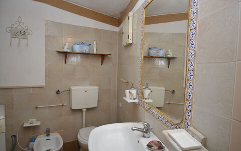 Ranch Salomonello: Wastafel In De Badkamer, Badkamer, Loodgieterswerkinrichting, Muur, Wastafel, Interieur Ontwerp, Flooring, Verdieping, Spiegel, Kraan