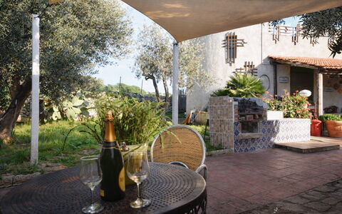 Ranch Salomonello: Meubilair, Buitenmeubels, Schaduw, Stoel, Buitentafel, Tuin, Flagstone, Outdoor Structuur, Backyard, Binnenplaats