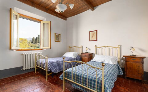 Il Leccio, Vinci, Private Pool and Tennis: Meubilair, Bed, Slaapkamer, Interieur Ontwerp, Kamer, Bedding, Bed Frame, Laken, Huis, Fotolijst