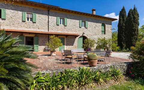 Il Leccio, Vinci, Private Pool and Tennis: Tuin, Steen, Landscaping, Boerderij, Werf, Hacienda, Backyard, Villa, Binnenplaats