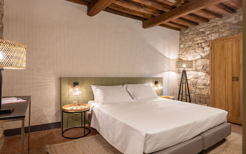 Maison Badia a Passignano: Muur, Meubilair, Interieur Ontwerp, Slaapkamer, Bed, Textiel, Flooring, Plafond, Verdieping, Linens