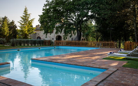 Maison Badia a Passignano: Zwembad, Toevlucht, Waterpartij, Hacienda, Landgoed, Thermae, Eco Hotel, Schaduw, Buitenmeubels, Badplaats