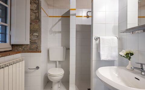 Maison Badia a Passignano: Badkamer, Wc Bril, Wastafel In De Badkamer, Loodgieterswerkinrichting, Muur, Wastafel, Interieur Ontwerp, Toilet, Flooring, Verdieping