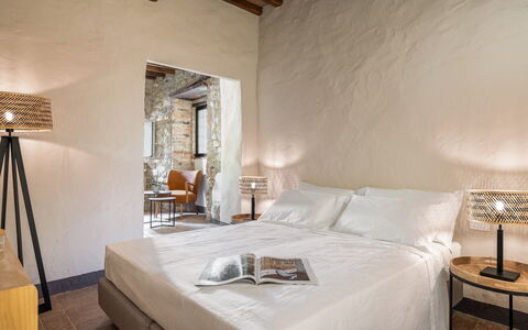 Maison Badia a Passignano: Muur, Meubilair, Interieur Ontwerp, Flooring, Slaapkamer, Bed, Verdieping, Plafond, Textiel, Laken