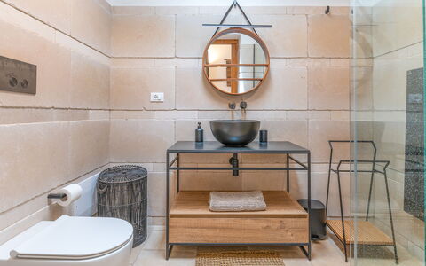 Le Camere di Corte Kalia by Raro Rooms: Flooring, Loodgieterswerkinrichting, Verdieping, Interieur Ontwerp, Tegel, Badkamer, Loodgieter, Kraan, Ceramic, Wastafel