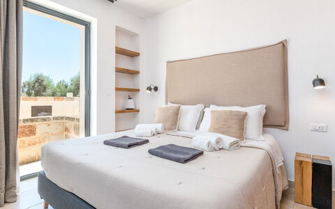 Le Camere di Corte Kalia by Raro Rooms: Slaapkamer, Appartement, Bedding, Bed, Laken, Hoofdkussen, Bed Frame, Kussen Gooien, Ontwerp, Hotel