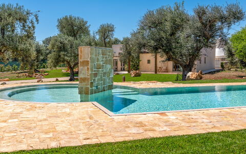 Le Camere di Corte Kalia by Raro Rooms: Blauw, Zwembad, Tuin, Landscaping, Waterpartij, Gazon, Schaduw, Werf, Backyard, Park