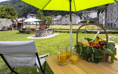 Valtellina 646: Buitenmeubels, Paraplu, Buitentafel, Tuin, Stoel, Landscaping, Patio, Gazon, Keuken En Eettafel, Werf