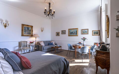 Maison D'Alice: Meubilair, Interieur Ontwerp, Flooring, Kamer, Plafond, Textiel, Verdieping, Fotolijst, Verlichting, Huis