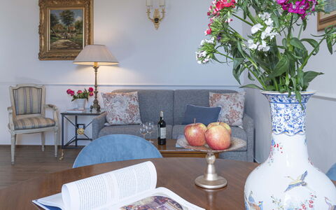 Maison D'Alice: Meubilair, Interieur Ontwerp, Bloem, Fotolijst, Tafel, Verlichting, Kamer, Flooring, Bloempot, Woonkamer