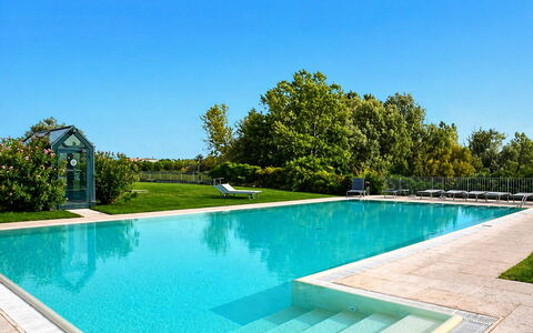 Preseglie Lake Garda: Zwembad, Blauw, Water, Toevlucht, Samengesteld Materiaal, Waterpartij, Schaduw, Vrije Tijd, Eco Hotel, Tuin