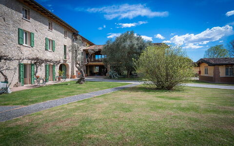 Preseglie Lake Garda: Landgoed, Gazon, Tuin, Hacienda, Werf, Backyard, Boerderij, Landscaping, Binnenplaats, Villa