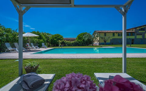 Preseglie Lake Garda: Landgoed, Zwembad, Schaduw, Gazon, Werf, Landscaping, Villa, Binnenplaats, Hacienda, Toevlucht