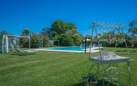Preseglie Lake Garda: Blauw, Boom, Zwembad, Tuin, Schaduw, Vrije Tijd, Gazon, Landscaping, Toevlucht, Landgoed