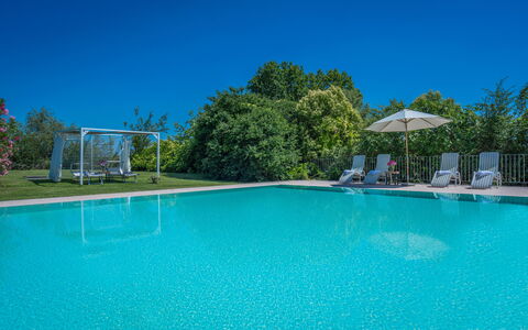 Preseglie Lake Garda: Blauw, Zwembad, Toevlucht, Vrije Tijd, Buitenmeubels, Schaduw, Eco Hotel, Thermae, Landscaping, Ligstoel