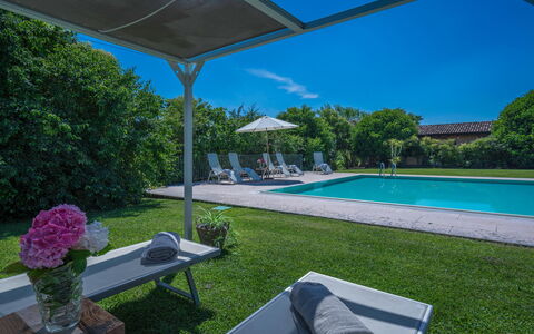 Preseglie Lake Garda: Zwembad, Tuin, Schaduw, Landgoed, Landscaping, Toevlucht, Buitenmeubels, Gazon, Werf, Hacienda
