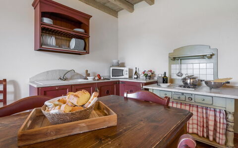 Preseglie Lake Garda: Meubilair, Keuken, Hout, Toestel Van De Keuken, Interieur Ontwerp, Cabinetry, Flooring, Countertop, Plafond, Lade