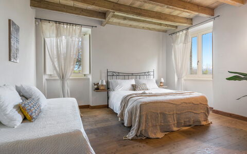 Preseglie Lake Garda: Bed, Meubilair, Interieur Ontwerp, Slaapkamer, Bedding, Verdieping, Flooring, Muur, Laken, Hout