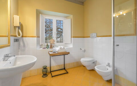 Preseglie Lake Garda: Flooring, Interieur Ontwerp, Loodgieterswerkinrichting, Verdieping, Plafond, Loodgieter, Huis, Kraan, Kamer, Badkamer
