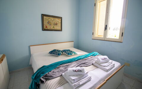 Celeste'S House in Torre Dell'Orso: Meubilair, Slaapkamer, Interieur Ontwerp, Bed, Laken, Verdieping, Bedding, Linens, Kamer, Bed Frame
