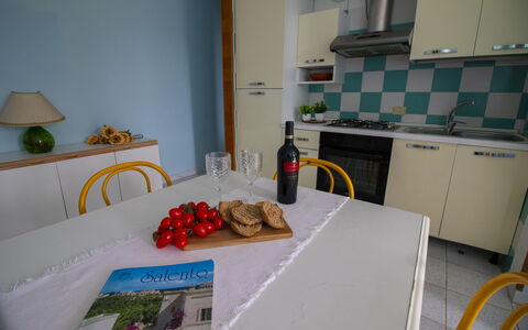 Celeste'S House in Torre Dell'Orso: Meubilair, Interieur Ontwerp, Flooring, Verdieping, Kamer, Tafel, Stoel, Tafelkleed, Keuken En Eettafel, Keuken
