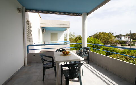 Celeste'S House in Torre Dell'Orso: Schaduw, Balkon, Stoel, Buitenmeubels