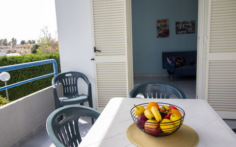 Celeste'S House in Torre Dell'Orso: Meubilair, Stoel, Buitenmeubels, Buitentafel, Schaduw, Keuken En Eettafel, Koffietafel, Armleuning, Balkon, Kamerplant