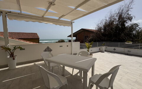 Casa Amare: Meubilair, Verdieping, Stoel, Buitenmeubels, Schaduw, Buitentafel, Balkon, Outdoor Structuur, Keuken En Eettafel, Koffietafel