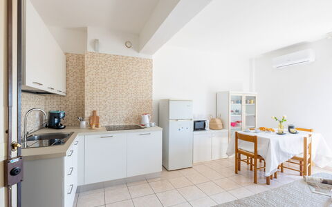 Suite Riviera: Meubilair, Interieur Ontwerp, Flooring, Keuken, Verdieping, Toestel Van De Keuken, Plafond, Countertop, Major Appliance, Kamer