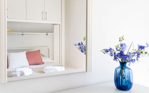Suite Riviera: Meubilair, Interieur Ontwerp, Verlichting, Kamer, Verdieping, Stellingen, Plank, Fotolijst, Kussen Gooien, Hoofdkussen