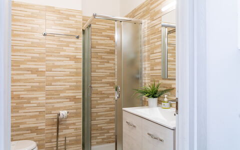 Suite Riviera: Badkamer, Flooring, Loodgieterswerkinrichting, Muur, Verdieping, Interieur Ontwerp, Wc Bril, Toilet, Badkamerkast, Wastafel