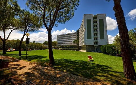 Suite Riviera: Appartement, Struik, Condominium, Stedelijk Ontwerp, Tuin, Hoofdkwartier, Gazon, Landscaping, Schaduw