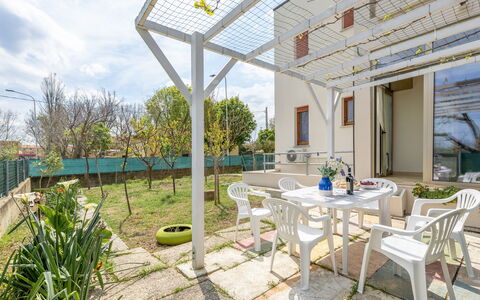 Casa di Lilia: Tuin, Veranda, Werf, Schaduw, Backyard, Stoel, Landscaping, Kamerplant, Buitenmeubels, Outdoor Structuur