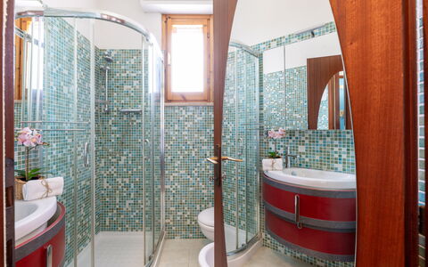 Casa di Lilia: Interieur Ontwerp, Flooring, Loodgieterswerkinrichting, Verdieping, Badkamer, Loodgieter, Kraan, Tegel, Plafond, Wastafel