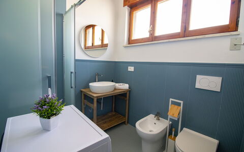 Sweet Dreams Home in Otranto: Flooring, Hout, Verdieping, Interieur Ontwerp, Loodgieterswerkinrichting, Wastafel In De Badkamer, Wastafel, Kraan, Badkamer, Verlichting