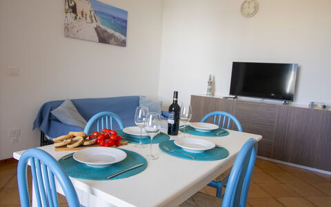 Sweet Dreams Home in Otranto: Meubilair, Interieur Ontwerp, Tafel, Verdieping, Stoel, Keuken En Eettafel, Tafelkleed, Eetkamer, Serveware, Dishware
