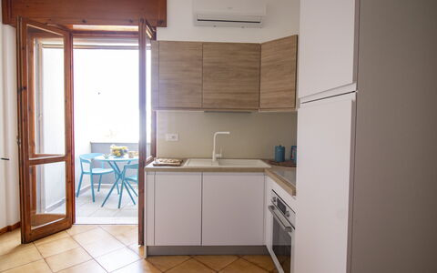 Sweet Dreams Home in Otranto: Keuken, Meubilair, Toestel Van De Keuken, Interieur Ontwerp, Flooring, Major Appliance, Hout, Verdieping, Countertop, Cabinetry
