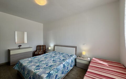 Villa Marzia: Meubilair, Bed, Interieur Ontwerp, Verdieping, Slaapkamer, Flooring, Laken, Hout, Bedding, Plafond