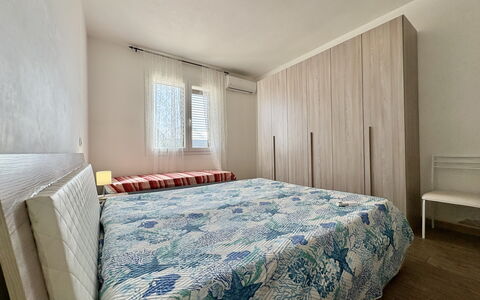 Villa Marzia: Bed, Meubilair, Interieur Ontwerp, Slaapkamer, Verdieping, Flooring, Muur, Bedding, Laken, Hout