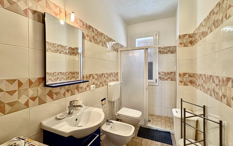 Villa Marzia: Flooring, Verdieping, Interieur Ontwerp, Tegel, Loodgieterswerkinrichting, Badkamer, Plafond, Loodgieter, Ceramic