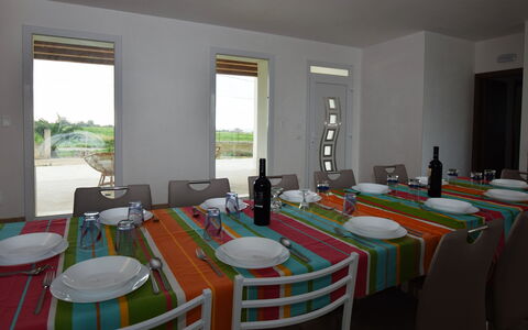 Villa Marzia: Meubilair, Tafel, Stoel, Hout, Interieur Ontwerp, Flooring, Keuken En Eettafel, Eetkamer, Verlichting, Verdieping