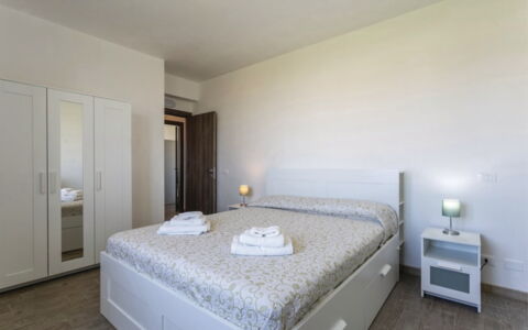 Villa Marzia: Bed, Slaapkamer, Bedding, Interieur Ontwerp, Laken, Meubilair, Verdieping, Plafond, Flooring, Kamer