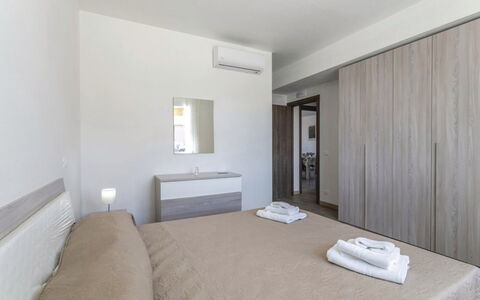 Villa Marzia: Interieur Ontwerp, Flooring, Verdieping, Meubilair, Hout, Slaapkamer, Bed, Plafond, Kamer, Appartement