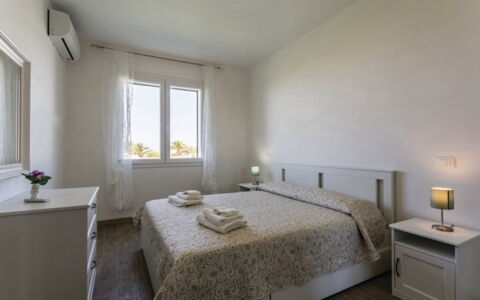 Villa Marzia: Slaapkamer, Appartement, Verdieping, Bed, Huis, Meubilair, Bedding, Bed Frame, Laken, Kamer