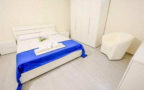 Villa Margherita: Flooring, Verdieping, Interieur Ontwerp, Meubilair, Slaapkamer, Bed, Appartement, Kamer, Plafond, Laken
