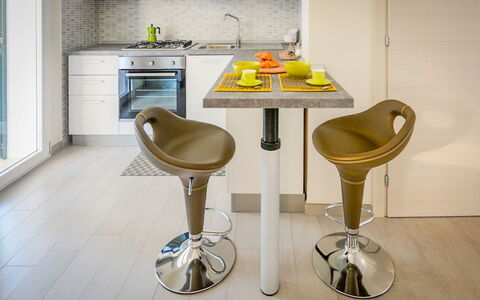 Villa Margherita: Meubilair, Interieur Ontwerp, Flooring, Verdieping, Hout, Stoel, Keuken, Barkruk, Countertop, Huis