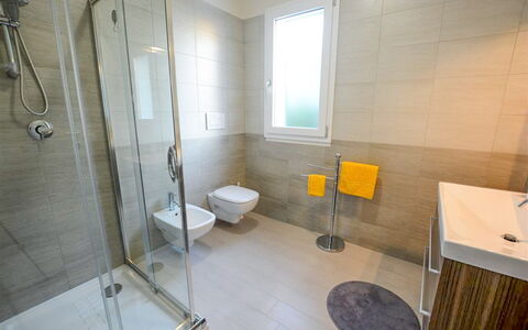 Villa Margherita: Flooring, Verdieping, Loodgieterswerkinrichting, Interieur Ontwerp, Badkamer, Toilet, Loodgieter, Kraan, Tegel, Wastafel